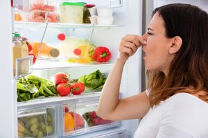 Unangenehmer Geruch im Kühlschrank: Was ist die Ursache und wie kann man ihn loswerden?