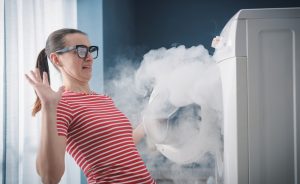 Warum entsteht ein verbrannter Geruch bei meiner Waschmaschine?