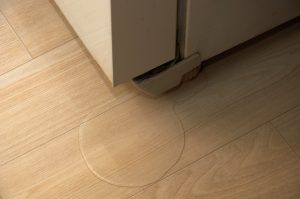 Wasser läuft aus Kühlschrank