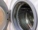 Bild zeigt die Reinigung der Gummidichtung einer Waschmaschine zur Entfernung von Schimmel