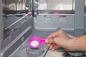 Spülmaschine Salz nachfüllen – Anleitung für richtige Menge & Häufigkeit