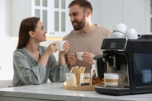 Lebensdauer Kaffeevollautomat: Modell auf Küchentheke mit Tasse Espresso
